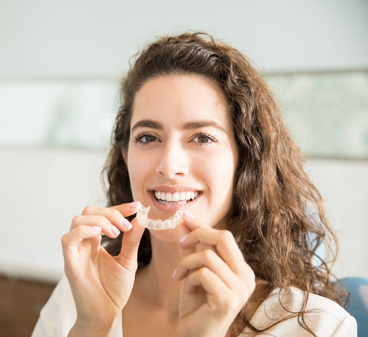 invisalign-alineadores-bogota.jpg Ortodoncia invisible Bogotá con alineadores Invisalign para una sonrisa estética y cómoda.<br />