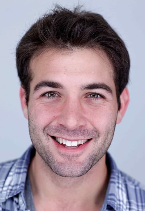 Paciente sonriente después de tratamiento con implantes dentales en Bogotá
