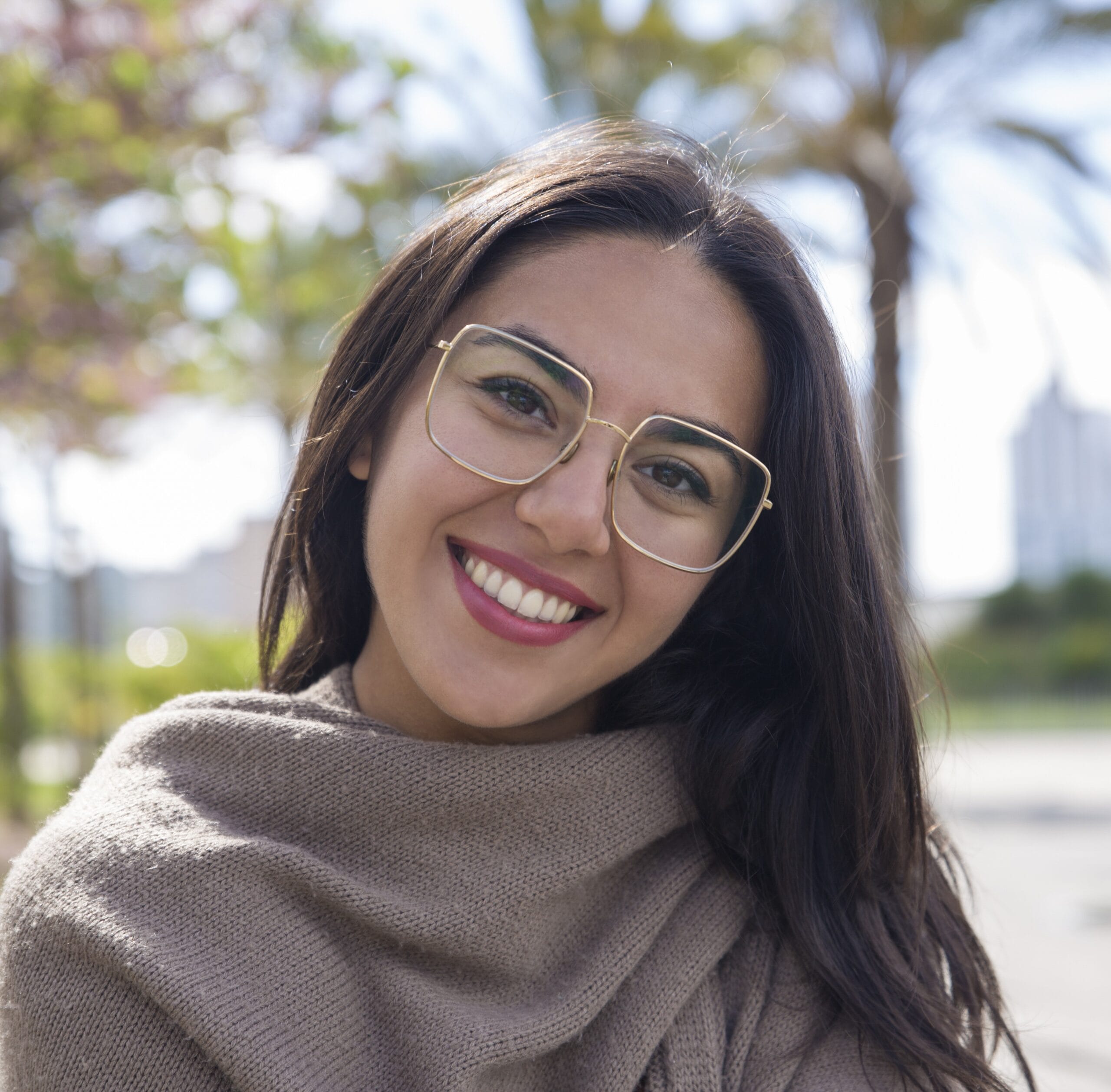 Paciente feliz mostrando su sonrisa tras finalizar ortodoncia con Invisalign en Bogotá